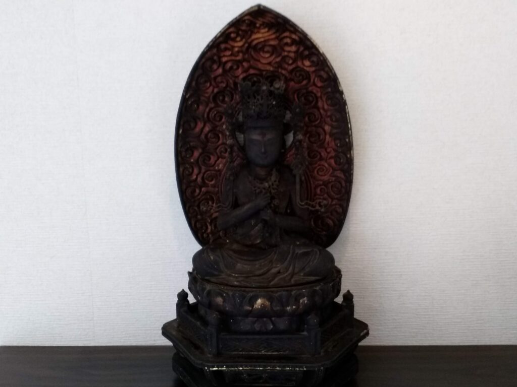 菩薩坐像と他数点の仏像