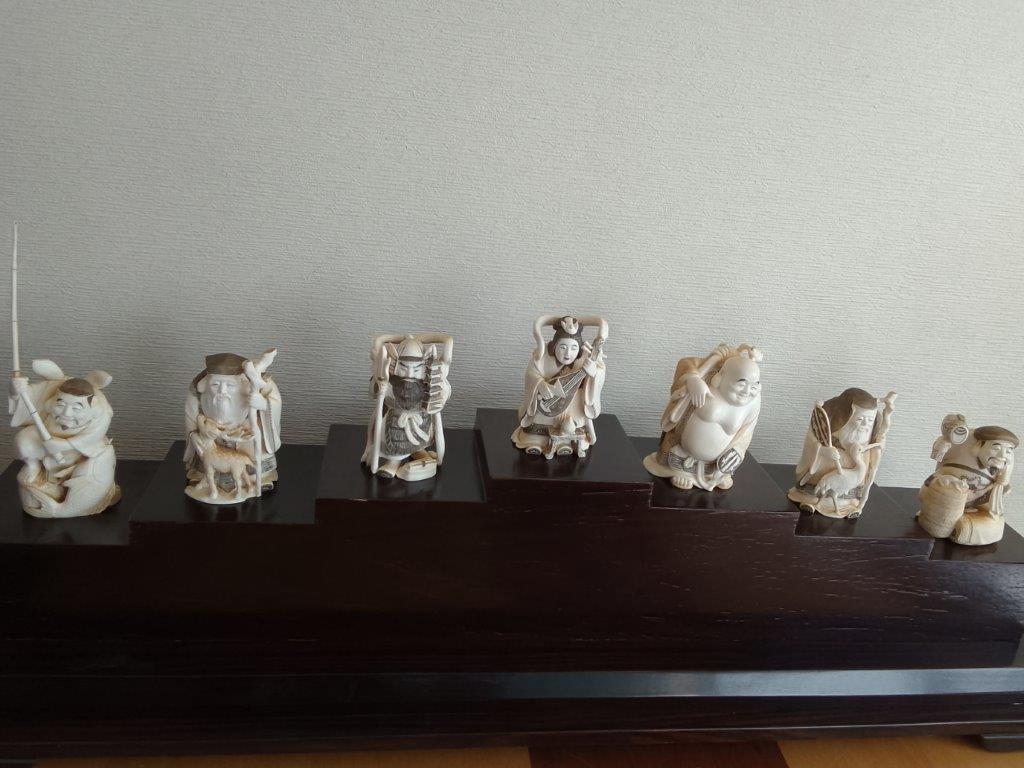 七福神彫刻象牙調の置物 7体セット 0906103741_68bb90656e917.jpg