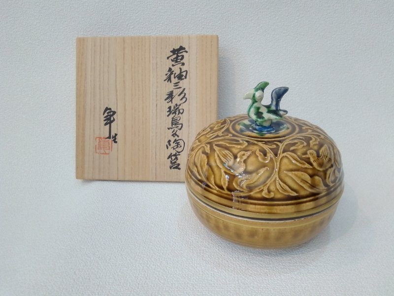 陶芸品／陶器　人間国宝　加藤卓男　黄釉地三彩菊鳥文陶器