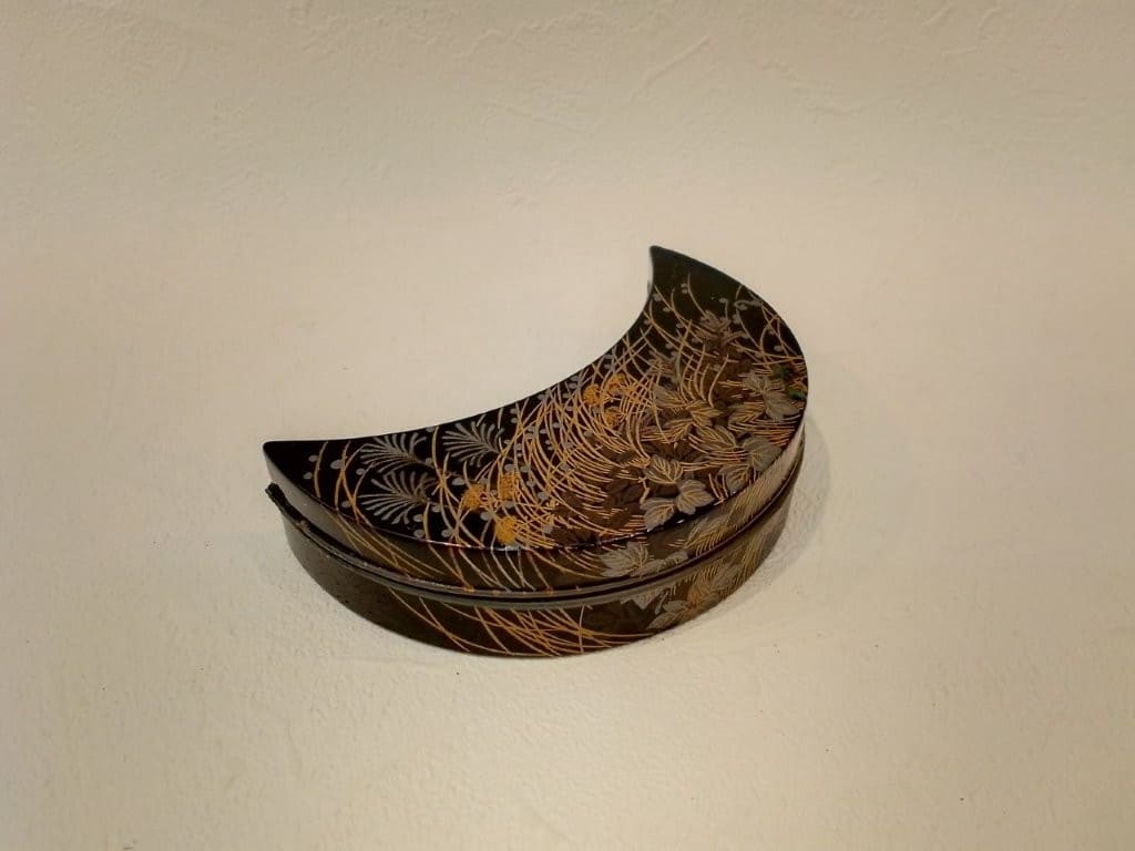 茶道具／香合／蒔絵　三日月型蒔絵香合